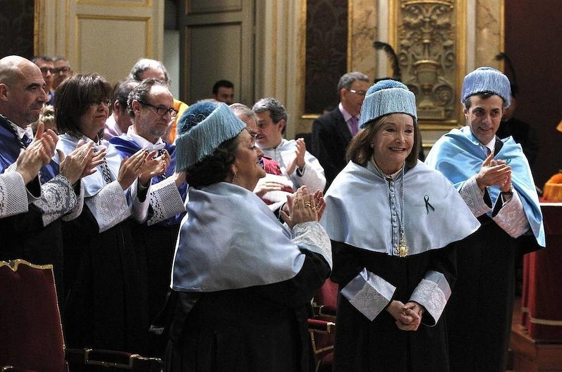 Doctora honoris causa por la Complutense. La actriz es investida doctora honoris causa por el rector de la Universidad Complutense, José Carrillo, en 2013