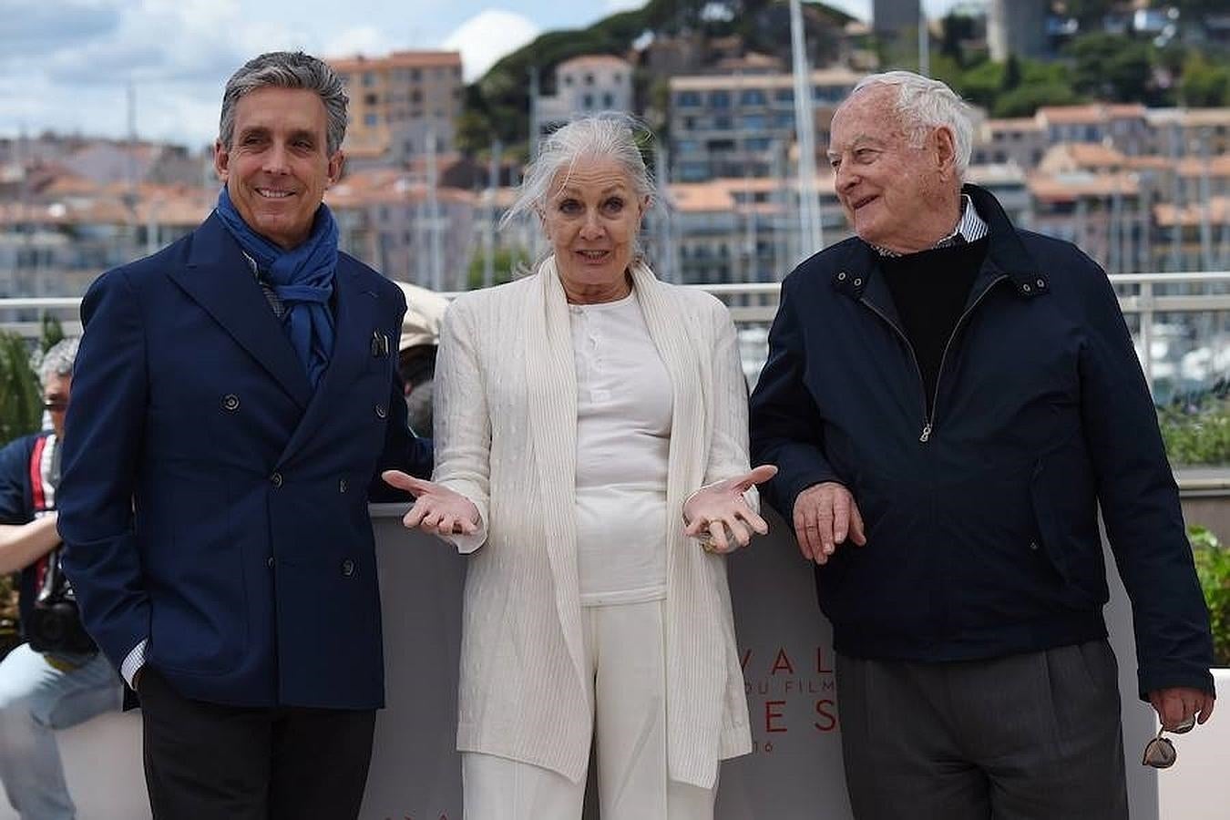 El director James Ivory, junto a la actriz británica Vanessa Redgrave y Charles S.Cohen durante eñ photocall de la película «Howards End». 