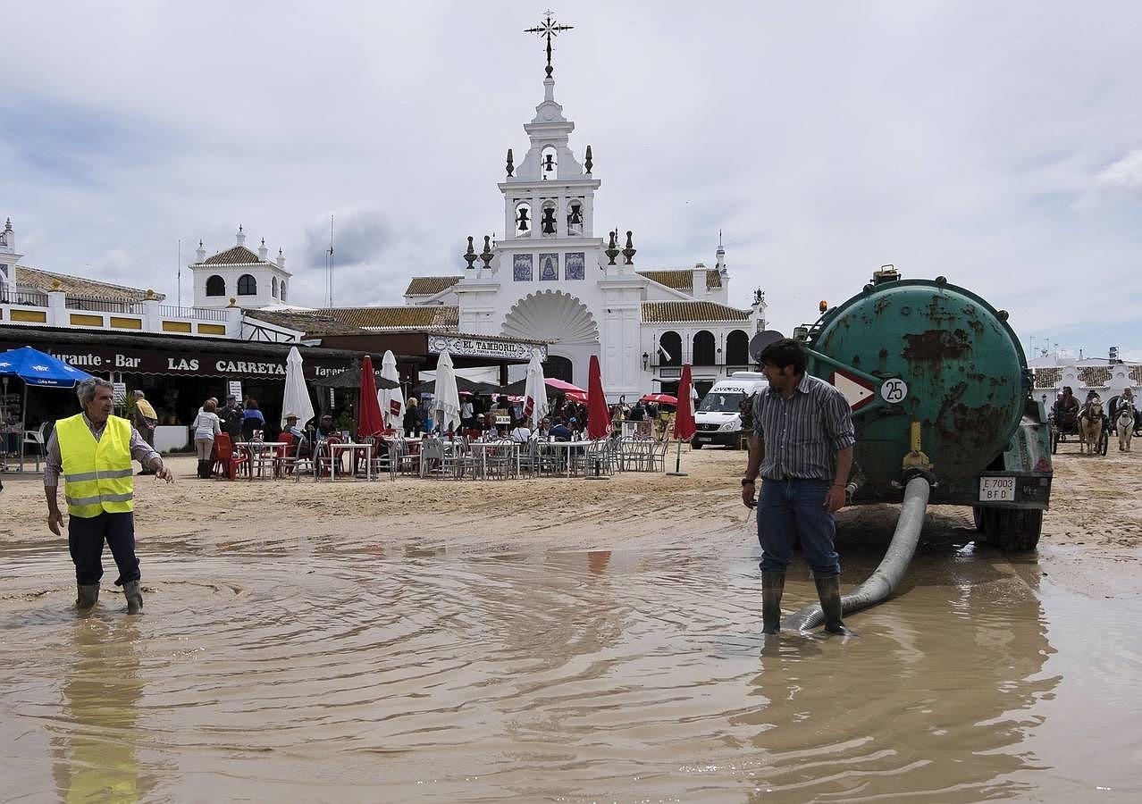 Un camión achica agua a las puertas de la ermita