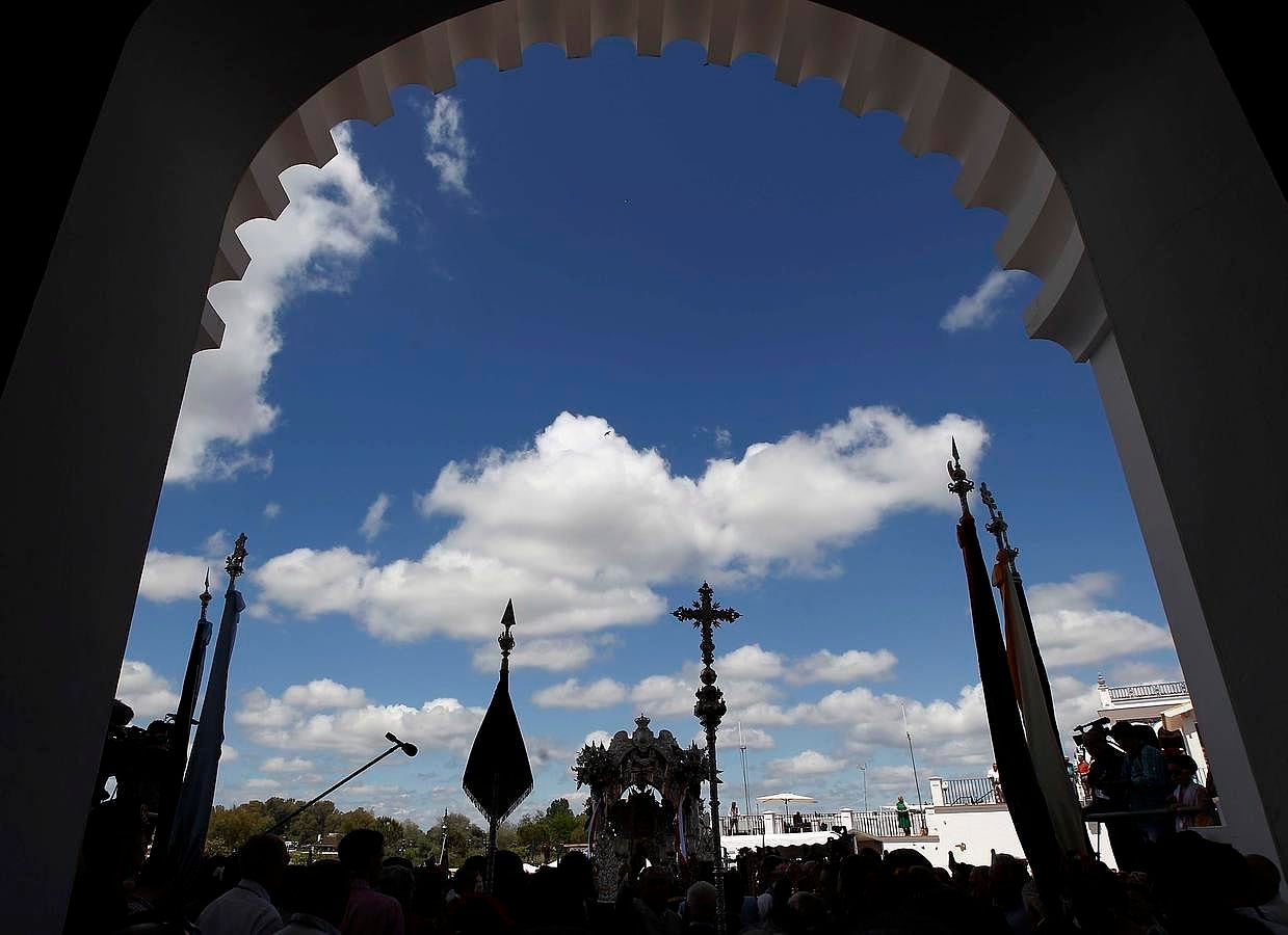 La hermandad de Moguer ante la Virgen