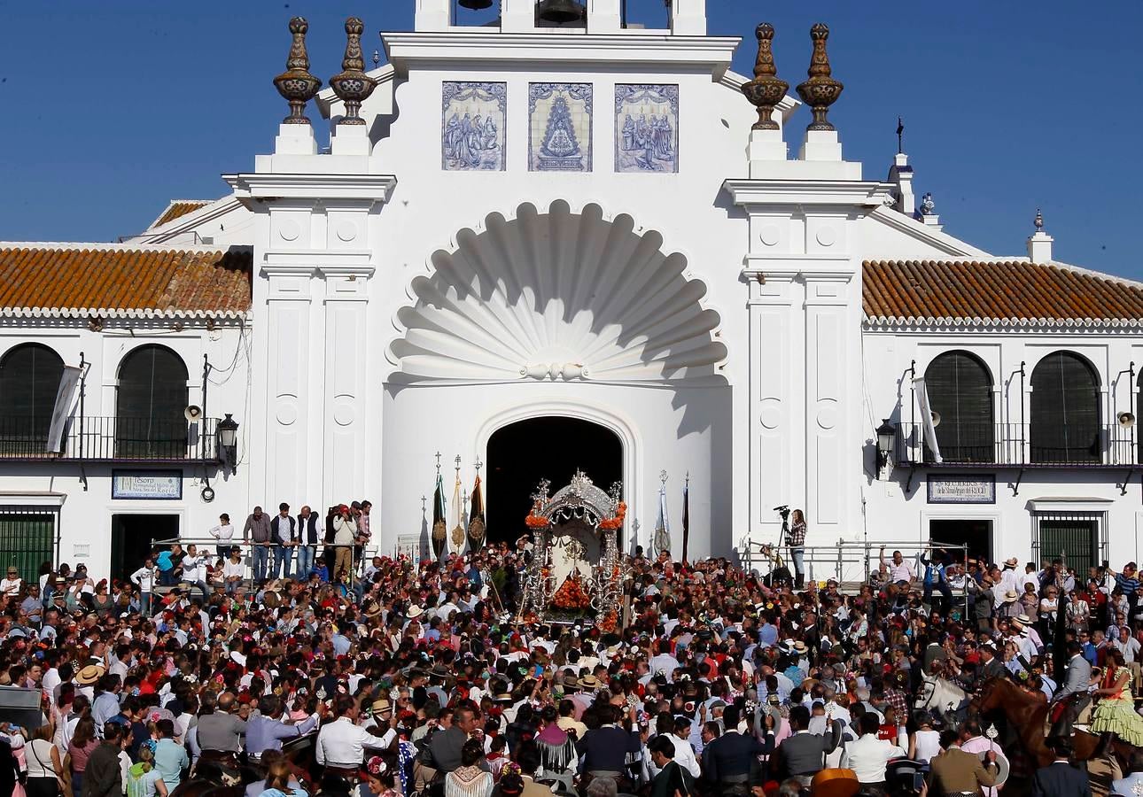 Los peregrinos de la hermandad de Sevilla haciendo su presentación