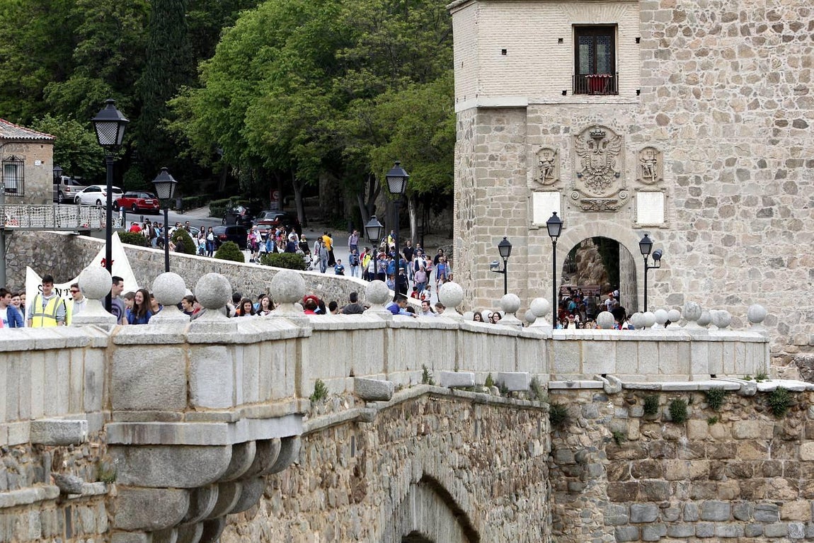 Los participantes caminan por el puente de San Martín. 