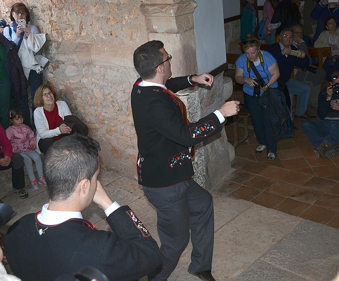 En la puerta de la ermita, con el baile de los cofrades en el portalillo ante la imagen de la Virgen. 