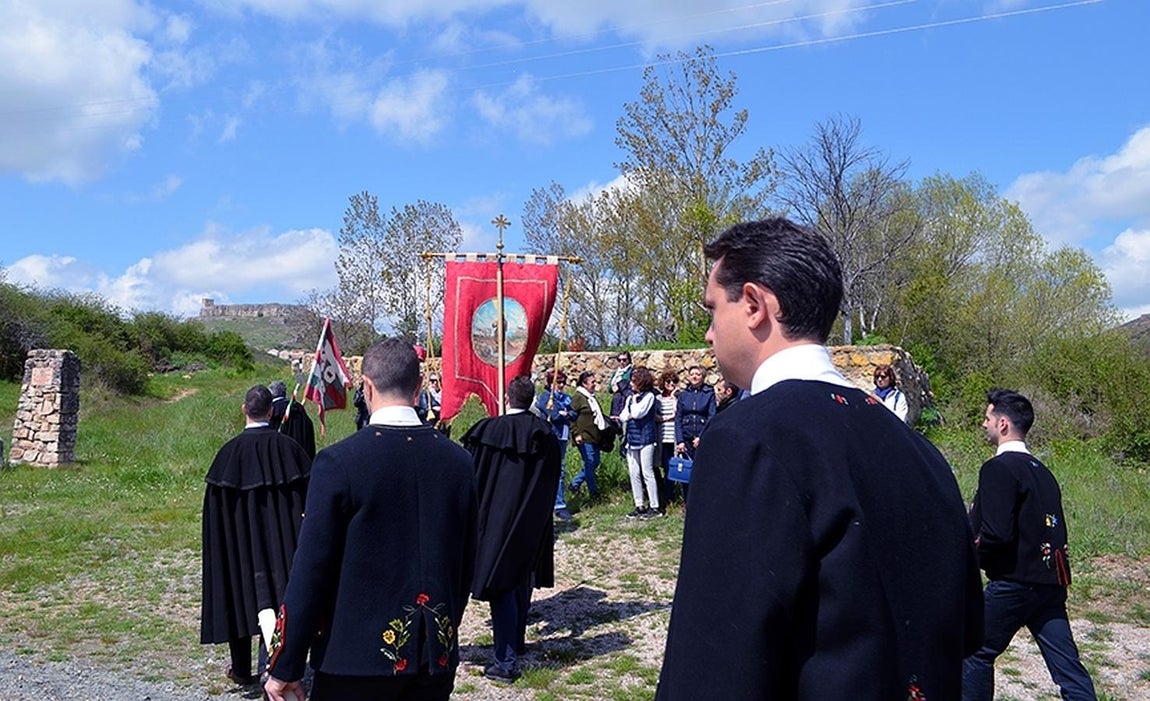 Los hermanos durante su recorrido hacia la ermita de la Estrella. 
