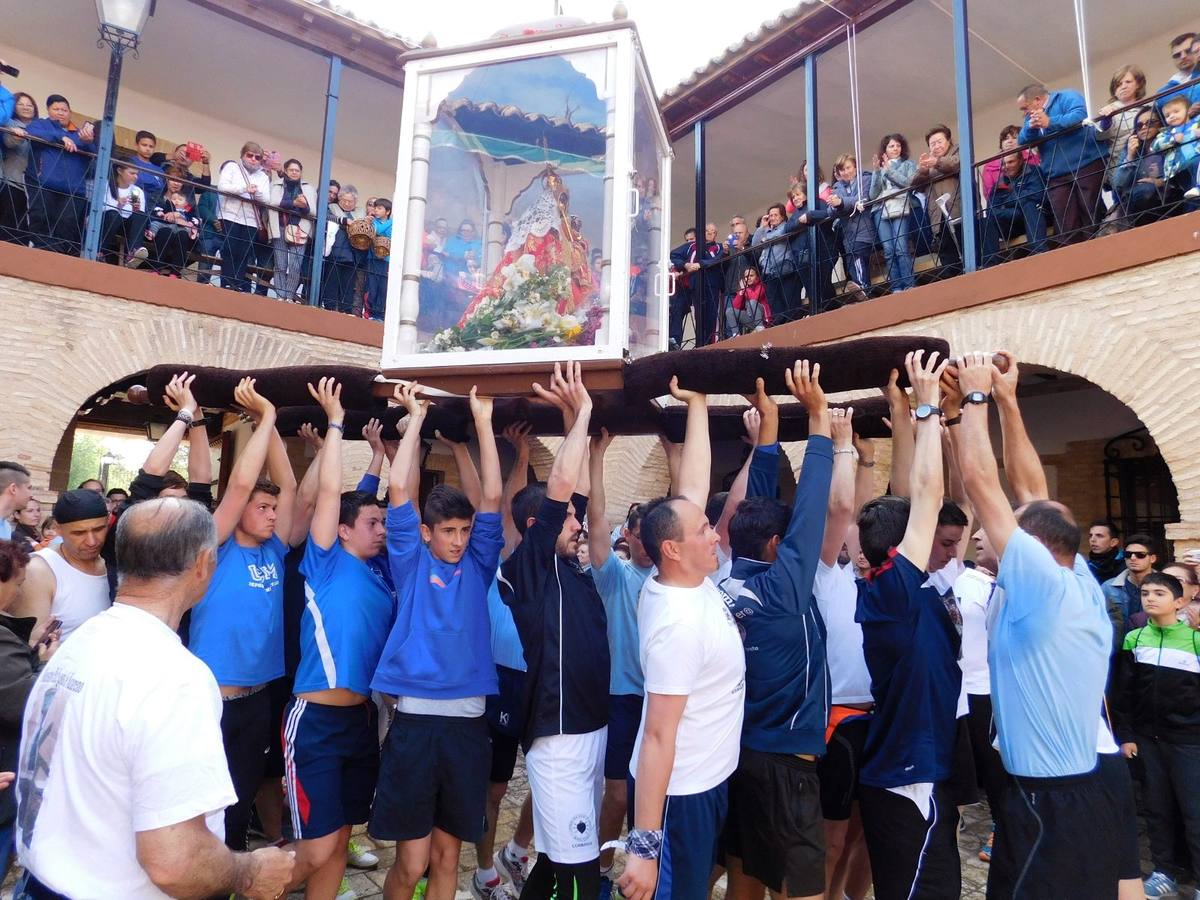 La Virgen de las Cruces, a hombres de los jóvenes daimieleños. 