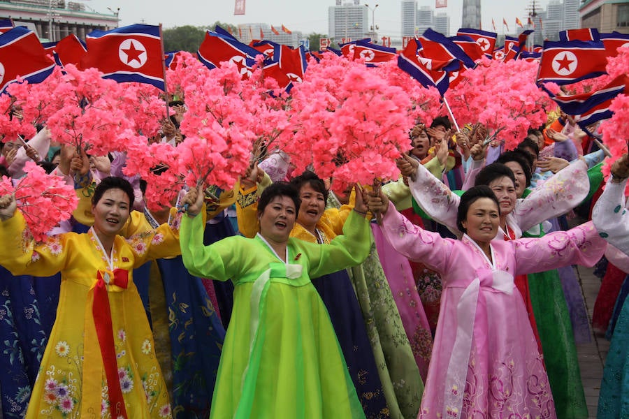 Decenas de miles de personas vitorearon a Kim Jong-un en el desfile que recorrió el centro de Pyongyang tras la clausura del Congreso del Partido de los Trabajadores. 