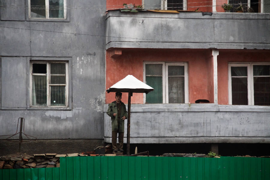 Un soldado vigila una obra en una calle secundaria de Pyongyang, en la que deben trabajar los propios vecinos dentro de las brigadas ciudadanas organizadas por el régimen. 