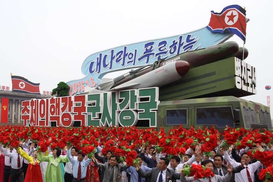 Multitudinario desfile civil en Pyongyang en honor del joven dictador norcoreano, Kim Jong-un, y su programa de misiles. 