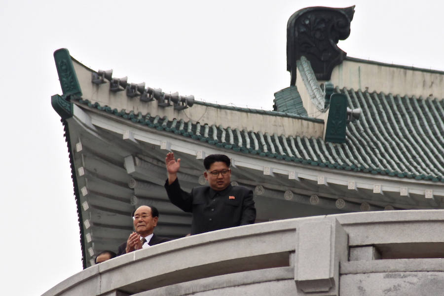 El joven dictador norcoreano, Kim Jong-un, saluda a la multitud al término del masivo desfile popular que festejó la conclusión del Congreso del Partido de los Trabajadores. 