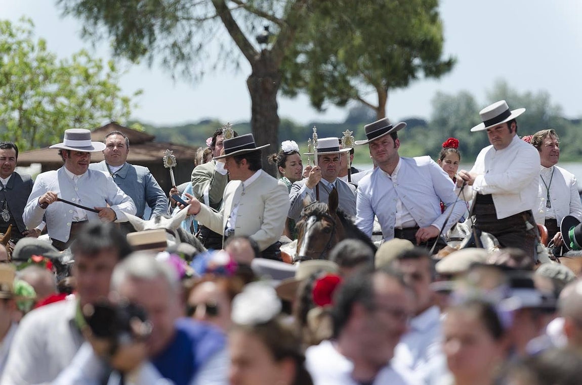 Las horas previas a la salida de la Virgen del Rocío