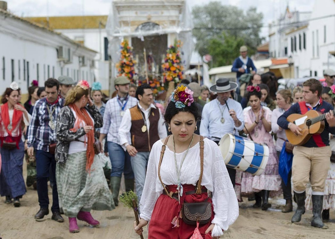 Las horas previas a la salida de la Virgen del Rocío