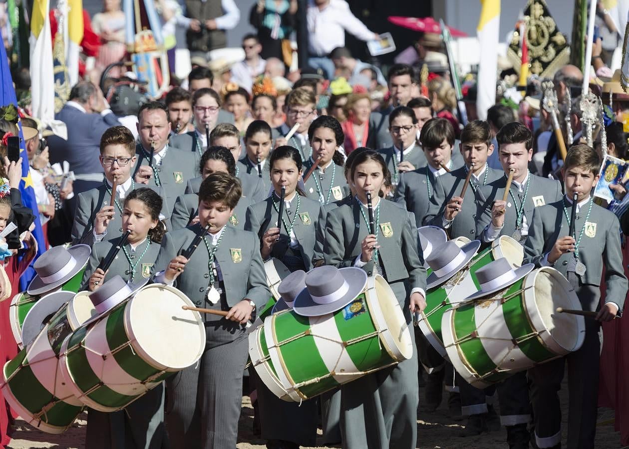 Multitudinaria asistencia a la Pontifical