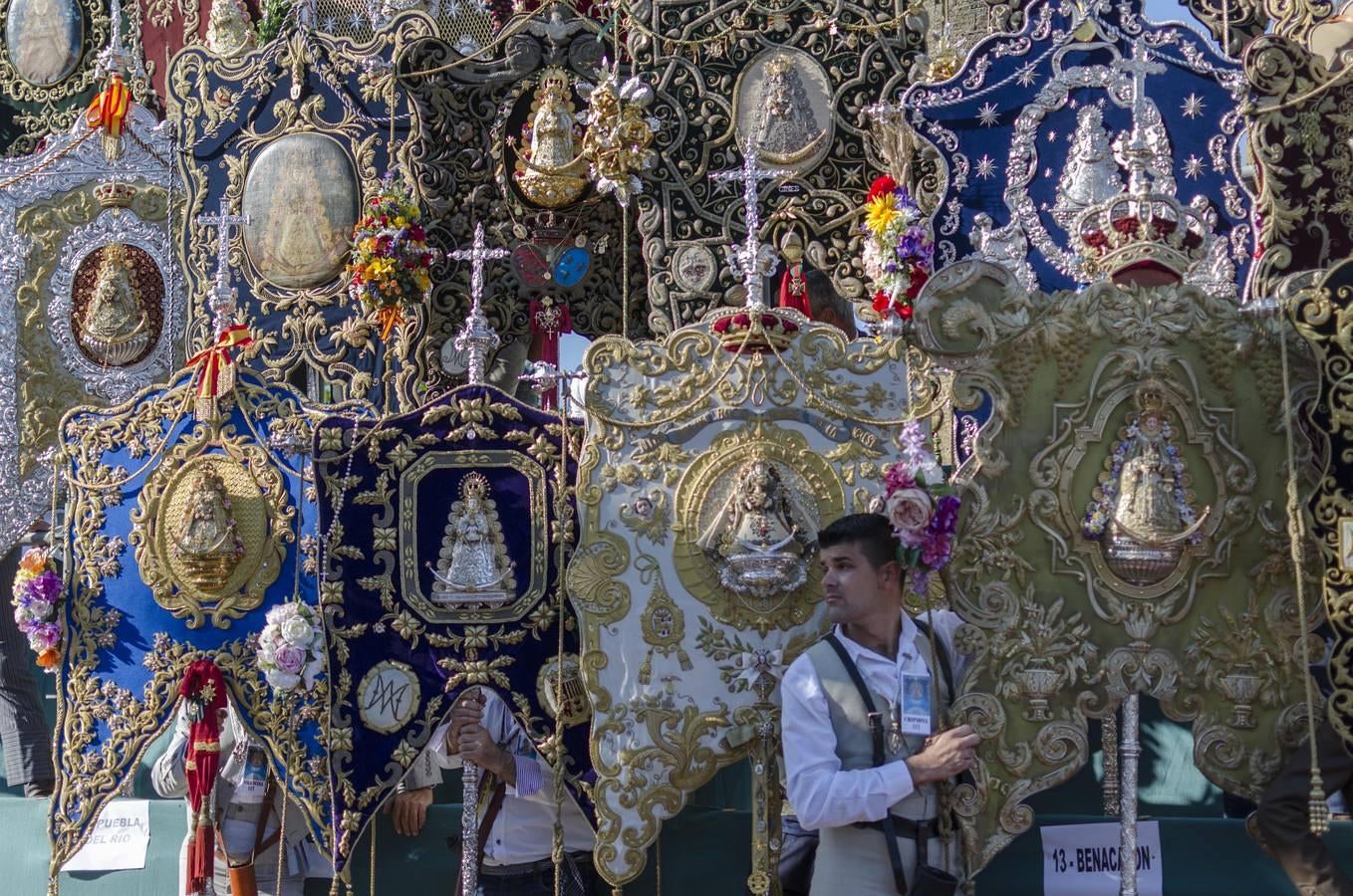 Multitudinaria asistencia a la Pontifical