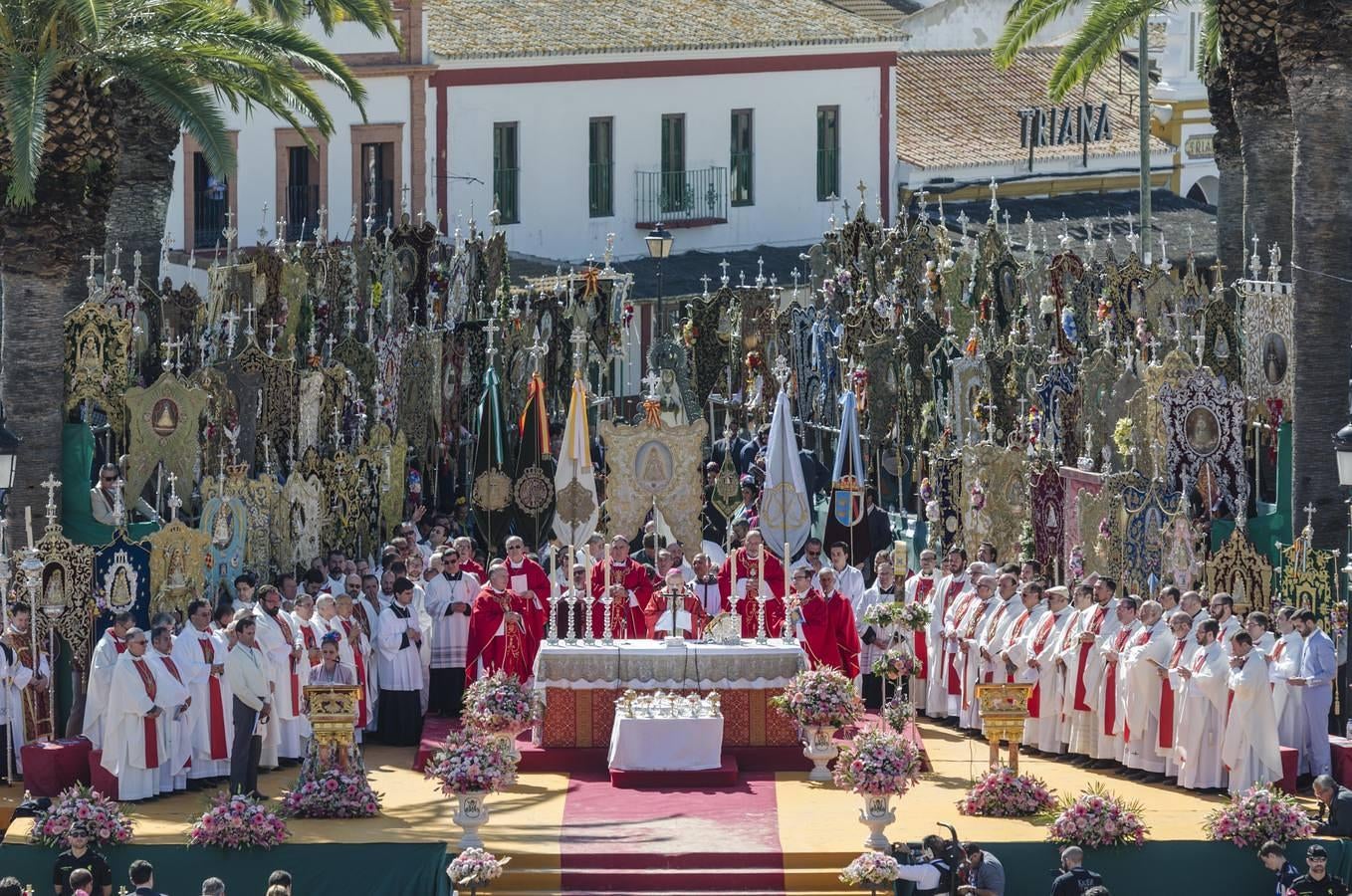 Multitudinaria asistencia a la Pontifical