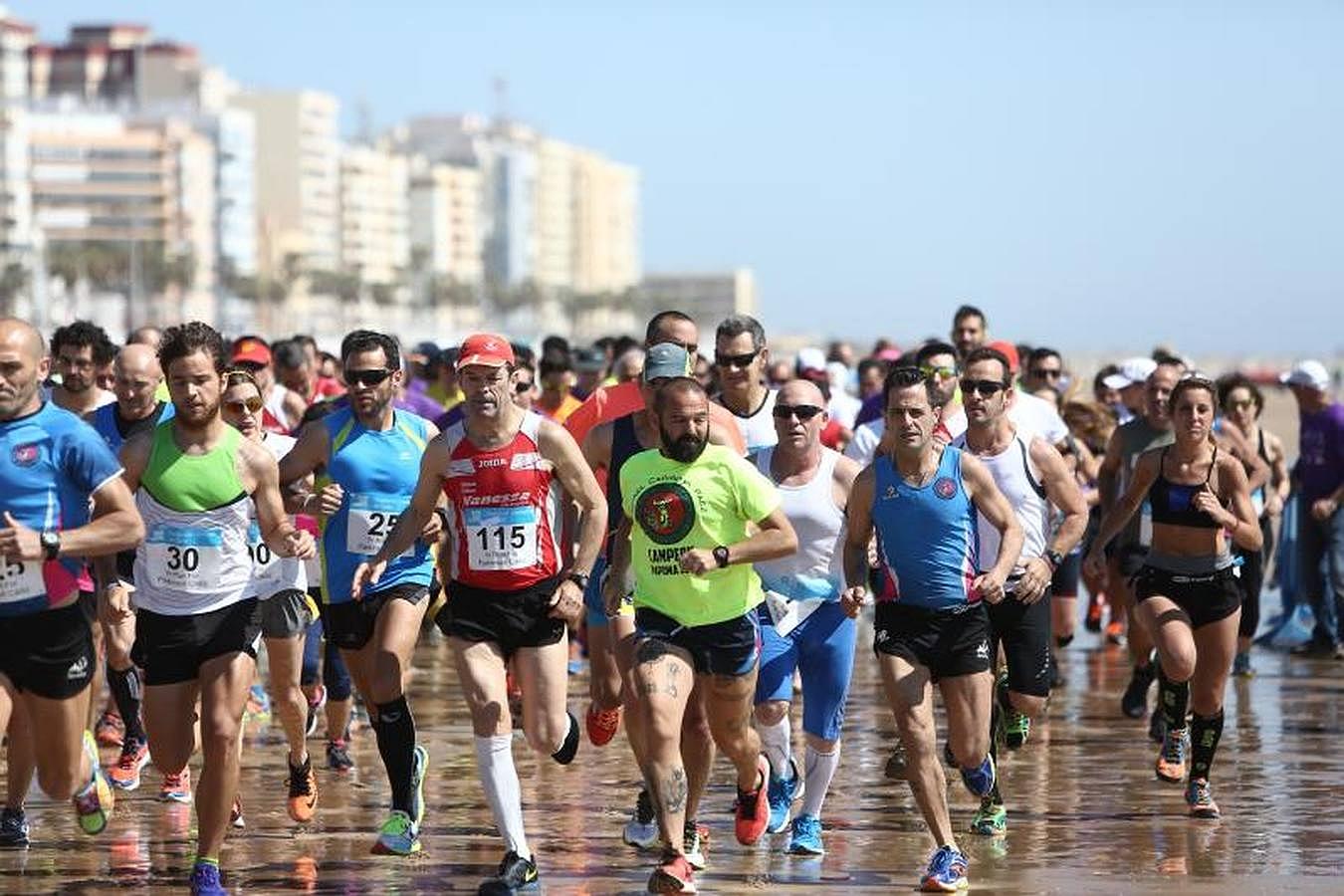 Búscate entre los participantes de la Carrera por el Parkinson de Cádiz