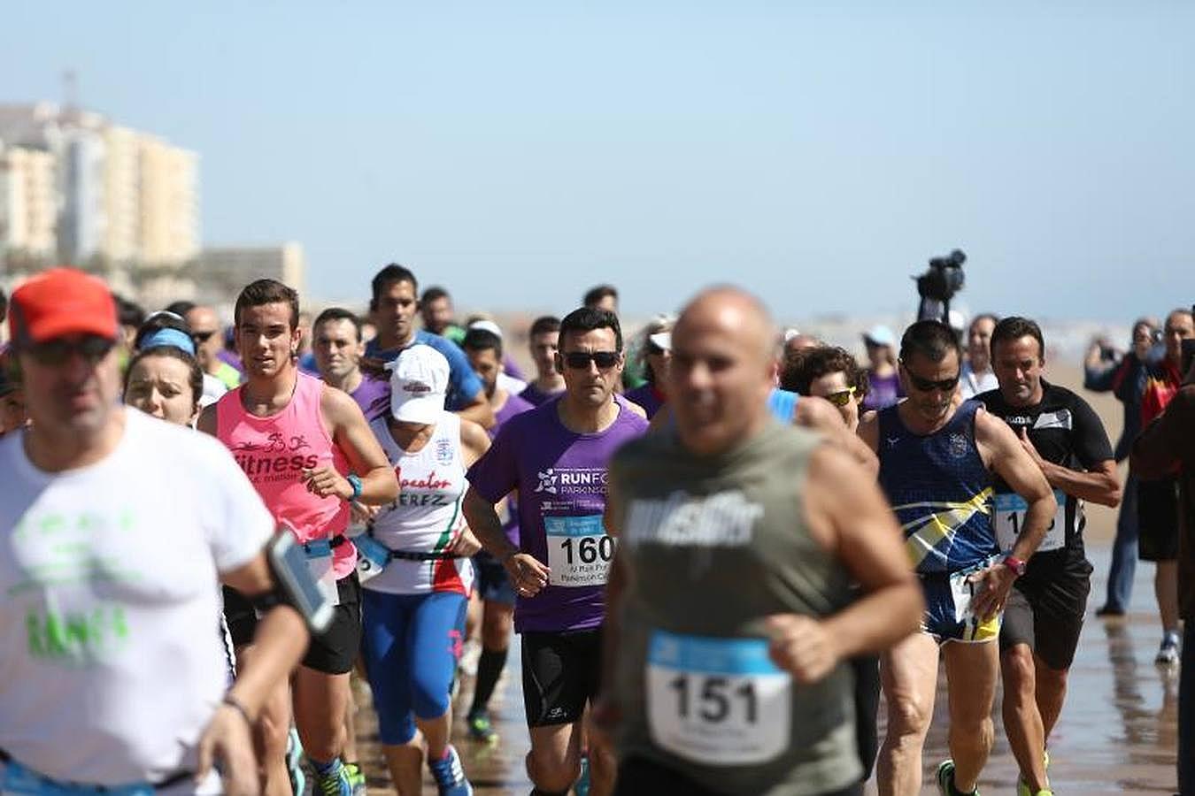 Búscate entre los participantes de la Carrera por el Parkinson de Cádiz