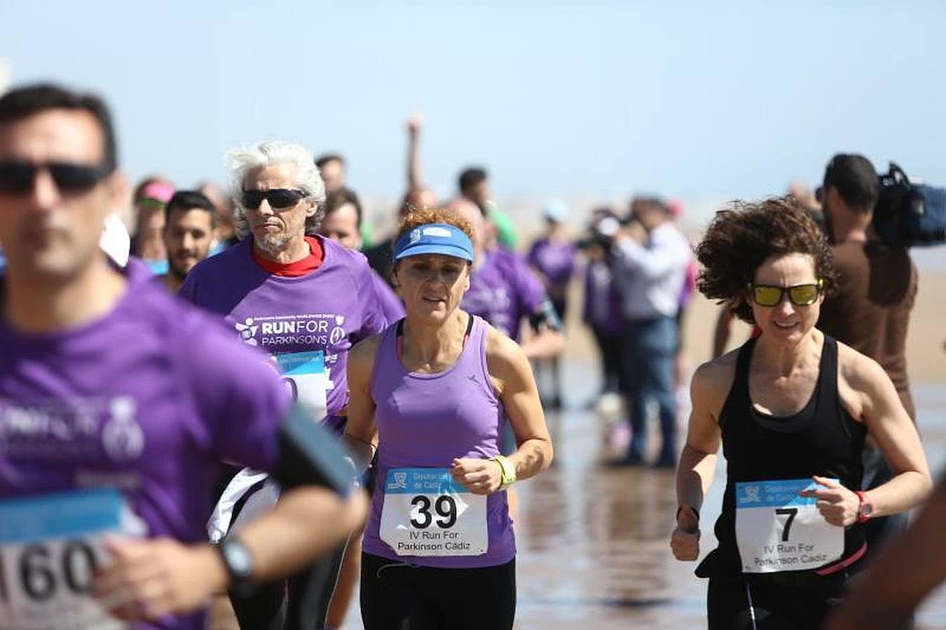 Búscate entre los participantes de la Carrera por el Parkinson de Cádiz