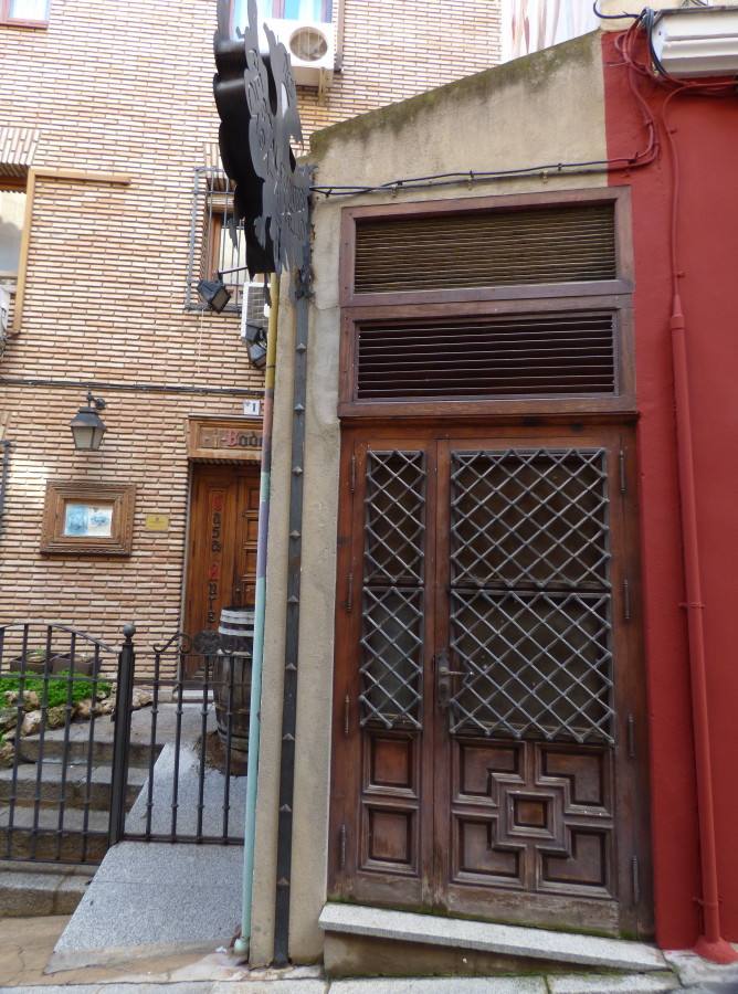 Antigua puerta de emergencia del patio de butacas del Cine Moderno. 