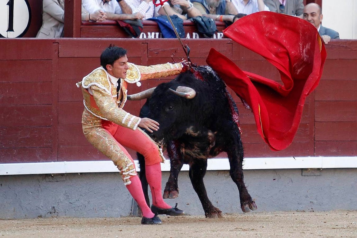 Sangre y orejas de auténticos novilleros en Madrid