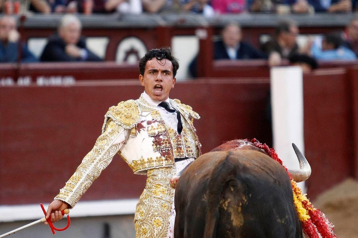 Sangre y orejas de auténticos novilleros en Madrid