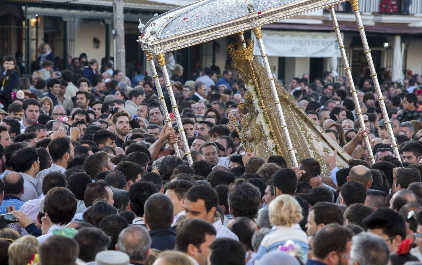 La procesión de la Virgen del Rocío por las calles de la aldea