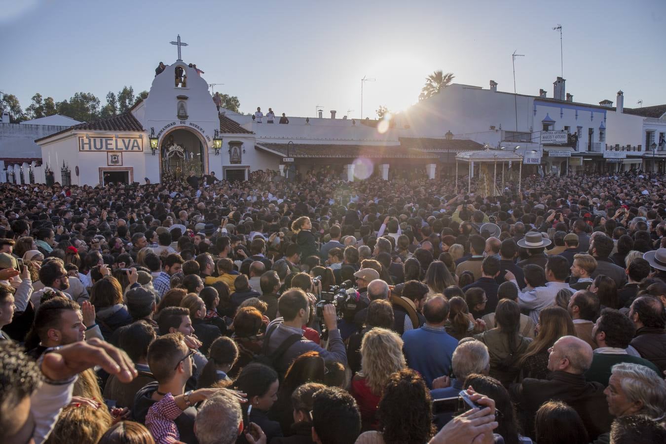 La procesión de la Virgen del Rocío por las calles de la aldea