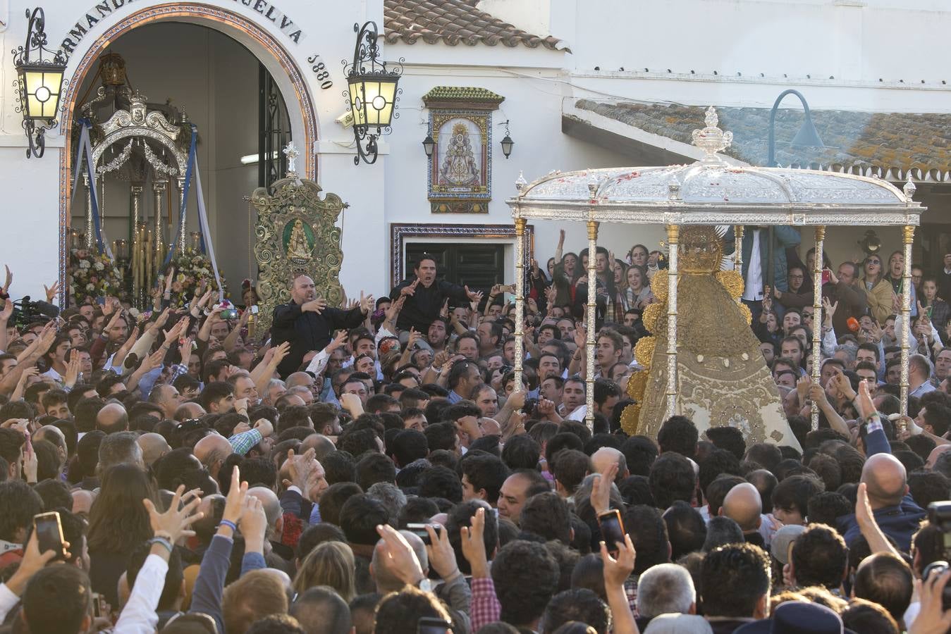 La procesión de la Virgen del Rocío por las calles de la aldea