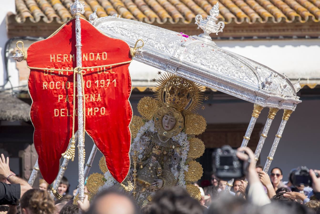 La procesión de la Virgen del Rocío por las calles de la aldea