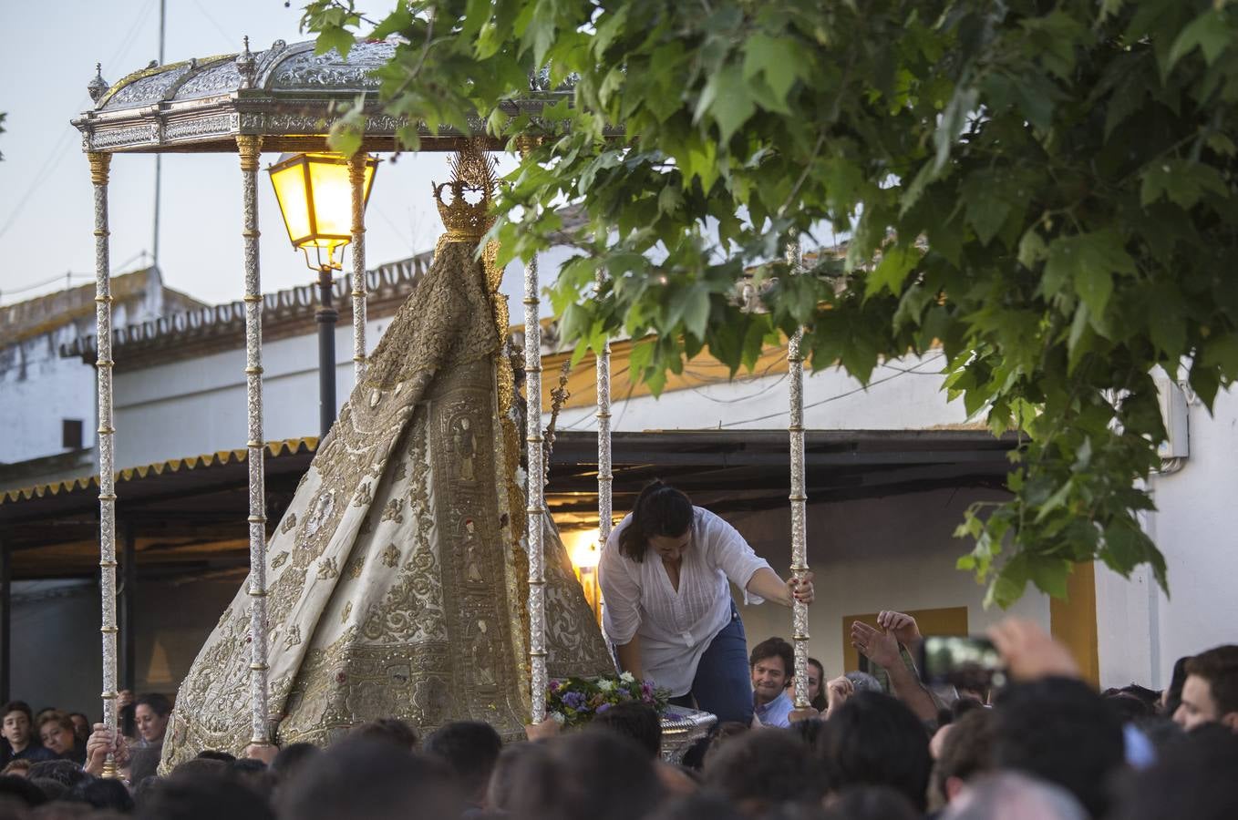 La procesión de la Virgen del Rocío por las calles de la aldea