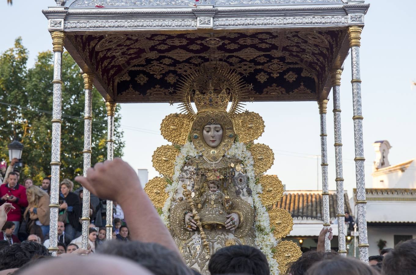 La procesión de la Virgen del Rocío por las calles de la aldea