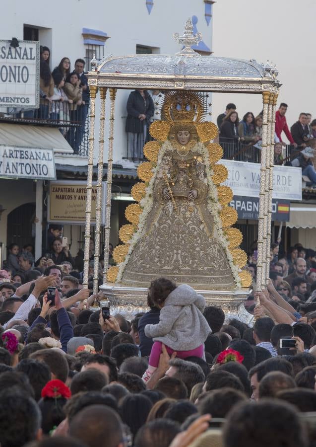 La procesión de la Virgen del Rocío por las calles de la aldea