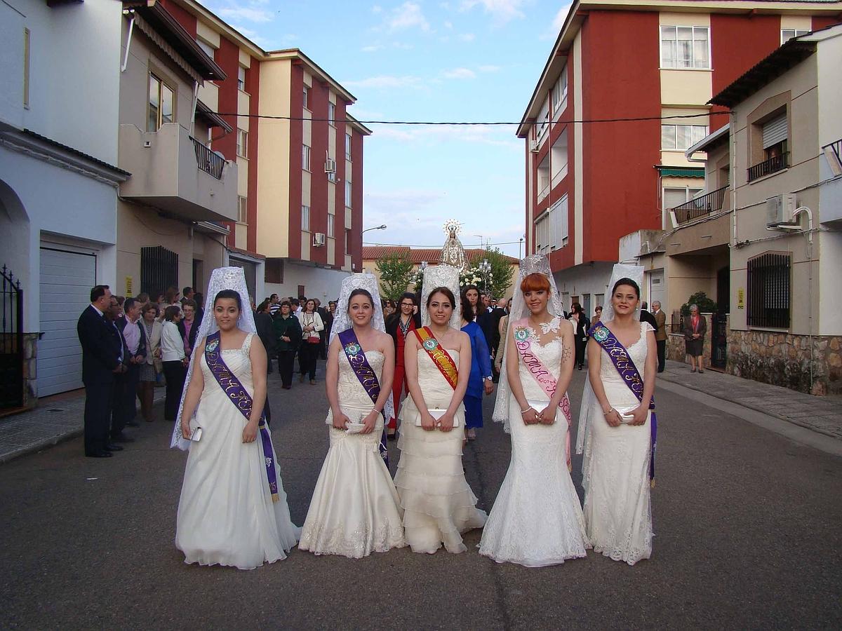 Reina y damas en la procesión. 