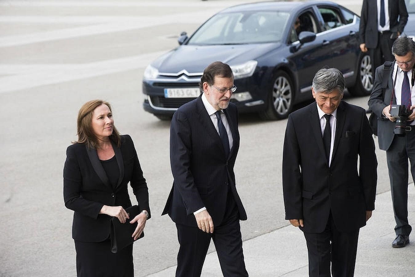 El presidente del Gobierno en funciones, Mariano Rajoy junto a su esposa, Virginia Fernández, a su llegada al funeral. 
