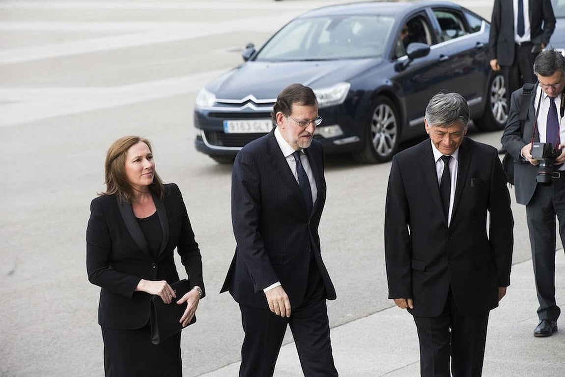 El presidente del Gobierno en funciones, Mariano Rajoy junto a su esposa, Virginia Fernández, a su llegada al funeral. 