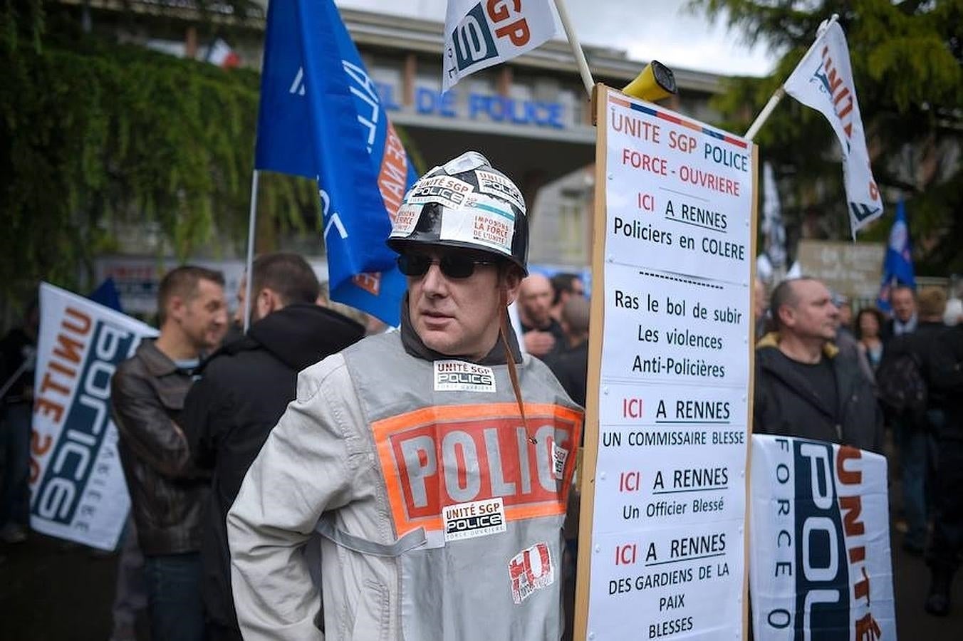 En Rennes, un hombre sostiene una pancarta en la que enumera los incidentes que han sufrido varios miembros de la policía en las concentraciones contra la reforma laboral. 