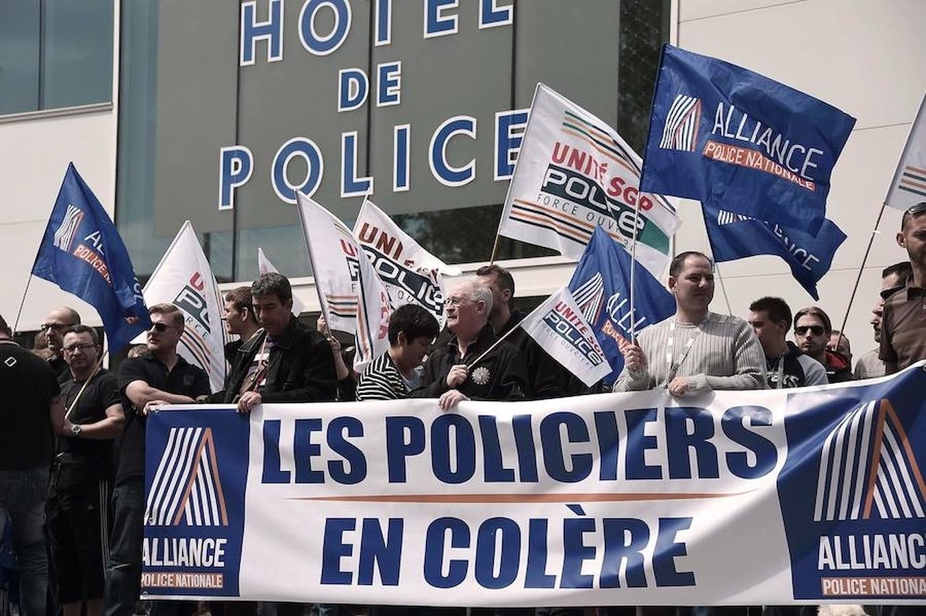 Un grupo de policias se manifiesta, hoy, a la puerta de una comisaria en la ciudad de Estraburgo contra el incremento de la violencia de los manifestantes contra los cuerpos de seguridad que ha provocado heridas en 350 de sus compañeros, uno de los cuales ha perdido la visión en un ojo. 