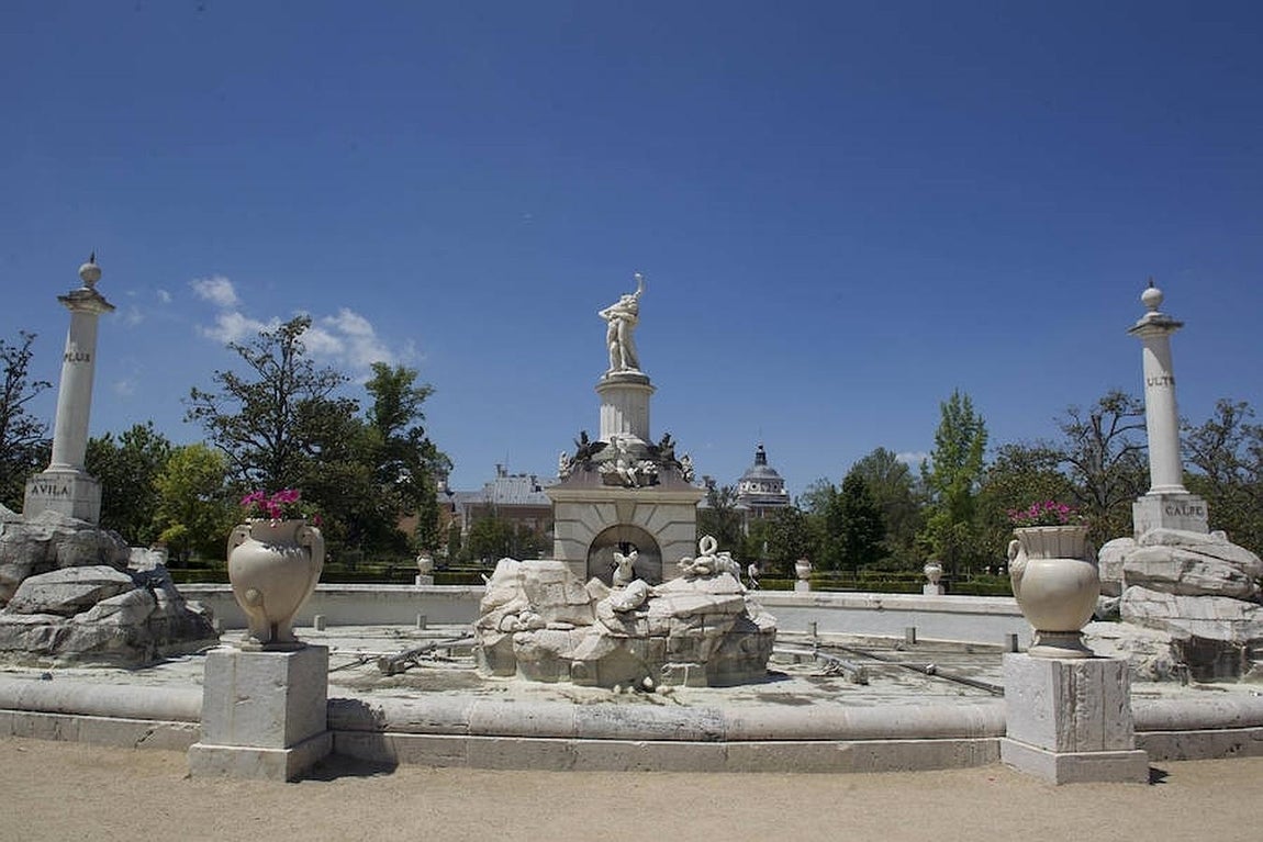 15.. El jardín de la Isla cuenta con numerosas flores y árboles frondosos, este jardín también posee numerosas fuentes y estatuas, así como de diversas estufas e invernaderos