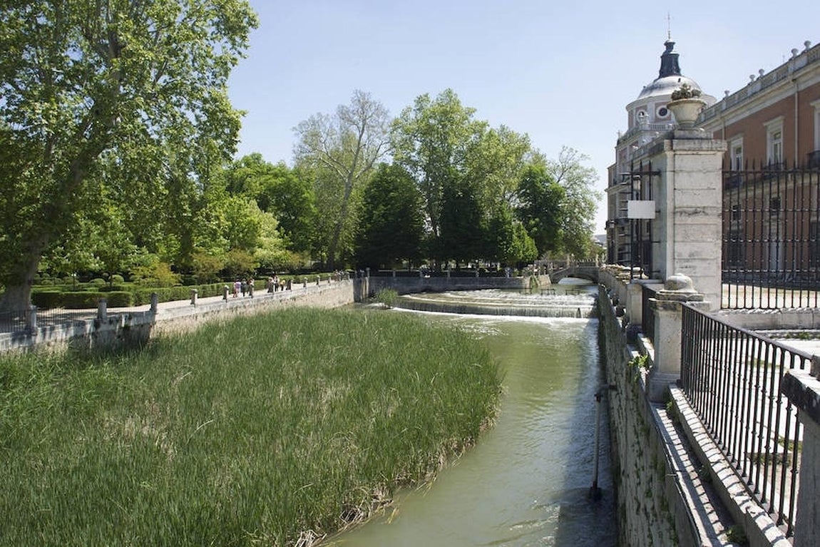 18.. El río Tajo a su paso por las inmediaciones del Palacio Real