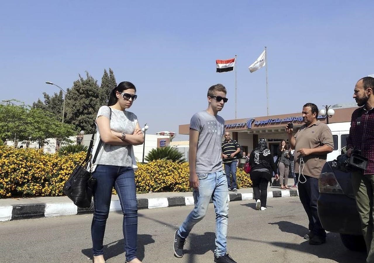 Familiares de los pasajeros del vuelo desaparecido llegan al aeropuerto de El Cairo, Egipto