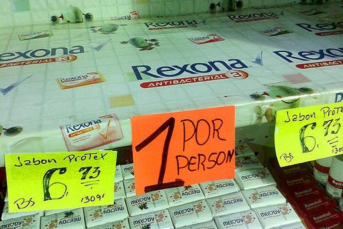 Pocos productos y racionados, así funciona la compra diaria de los venezolanos en productos de alimentación e higiénicos. 