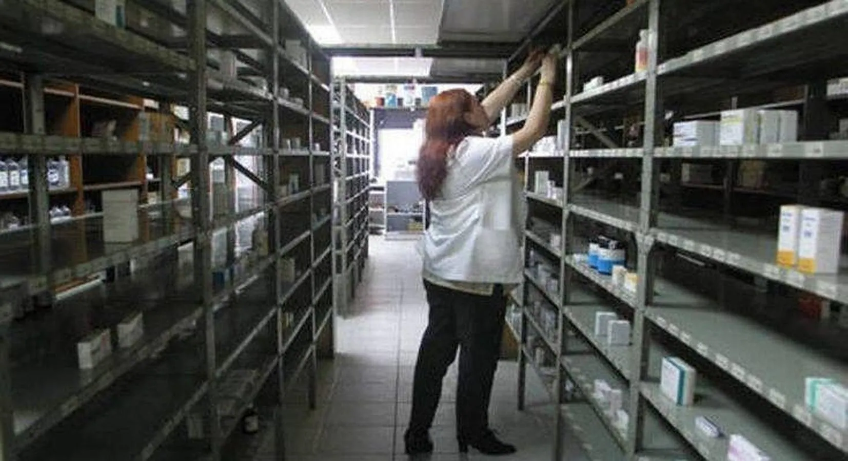 Estanterías vacías en una farmacia se ha convertido en algo muy frecuente en Venezuela
