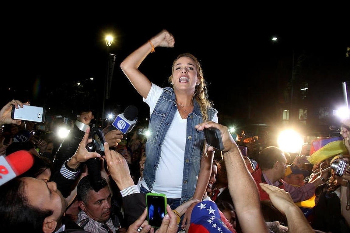 Lilian Tintori, rodeada de medios de comunicación, durante su visita a Bogotá para presentar el libro «Preso pero libre» escrito por su marido Leopoldo López, encarcelado por el régimen chavista hace más de dos años. 