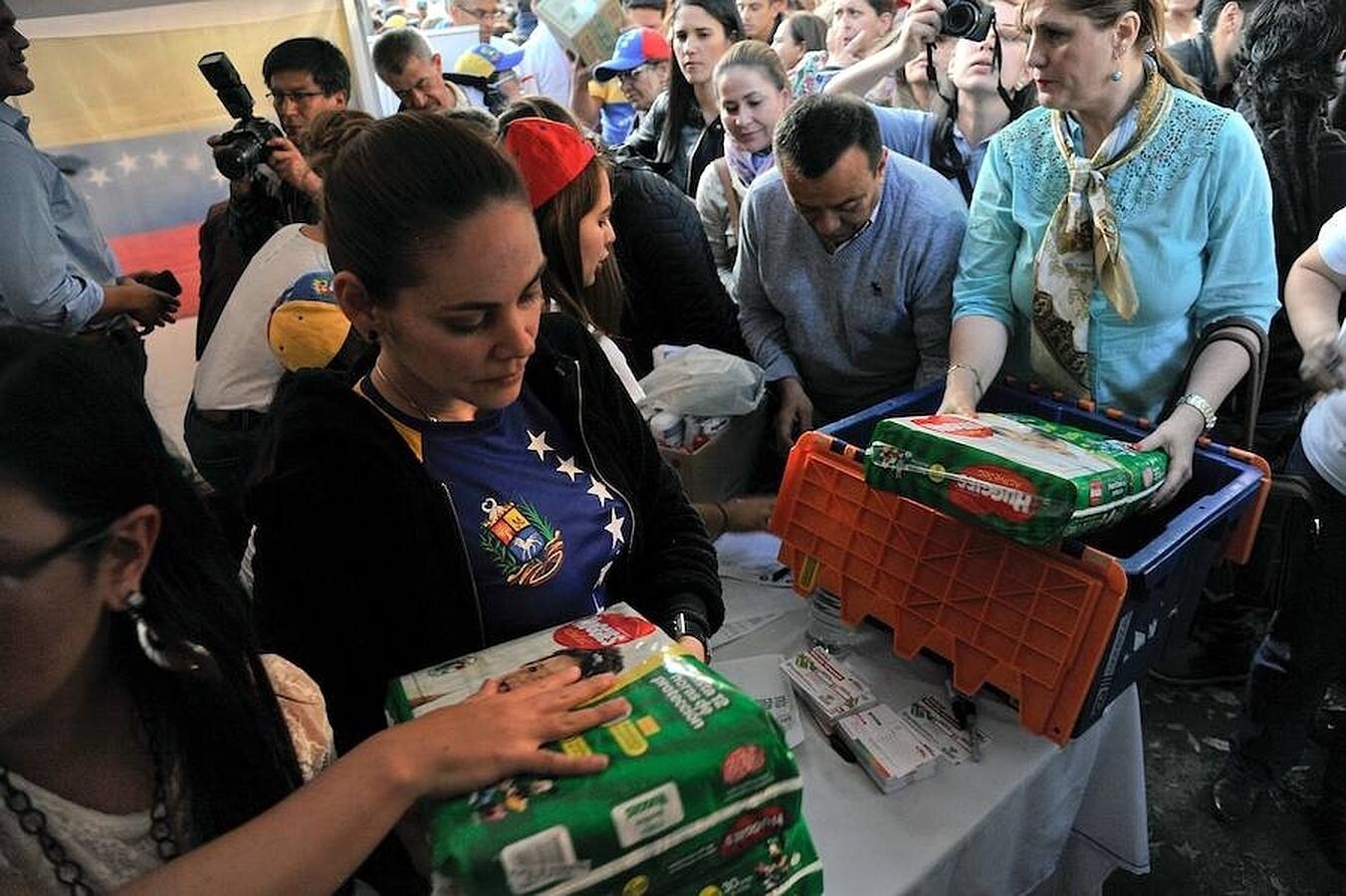 Desde hace meses el pueblo venezolano sufre la escasez de los productos más básicos, incluidas muchas medicinas, lo que ha dificultado el tratamiento de los enfermos. Con esta colecta, muchos ciudadanos han podido mostrar su apoyo al país vecino