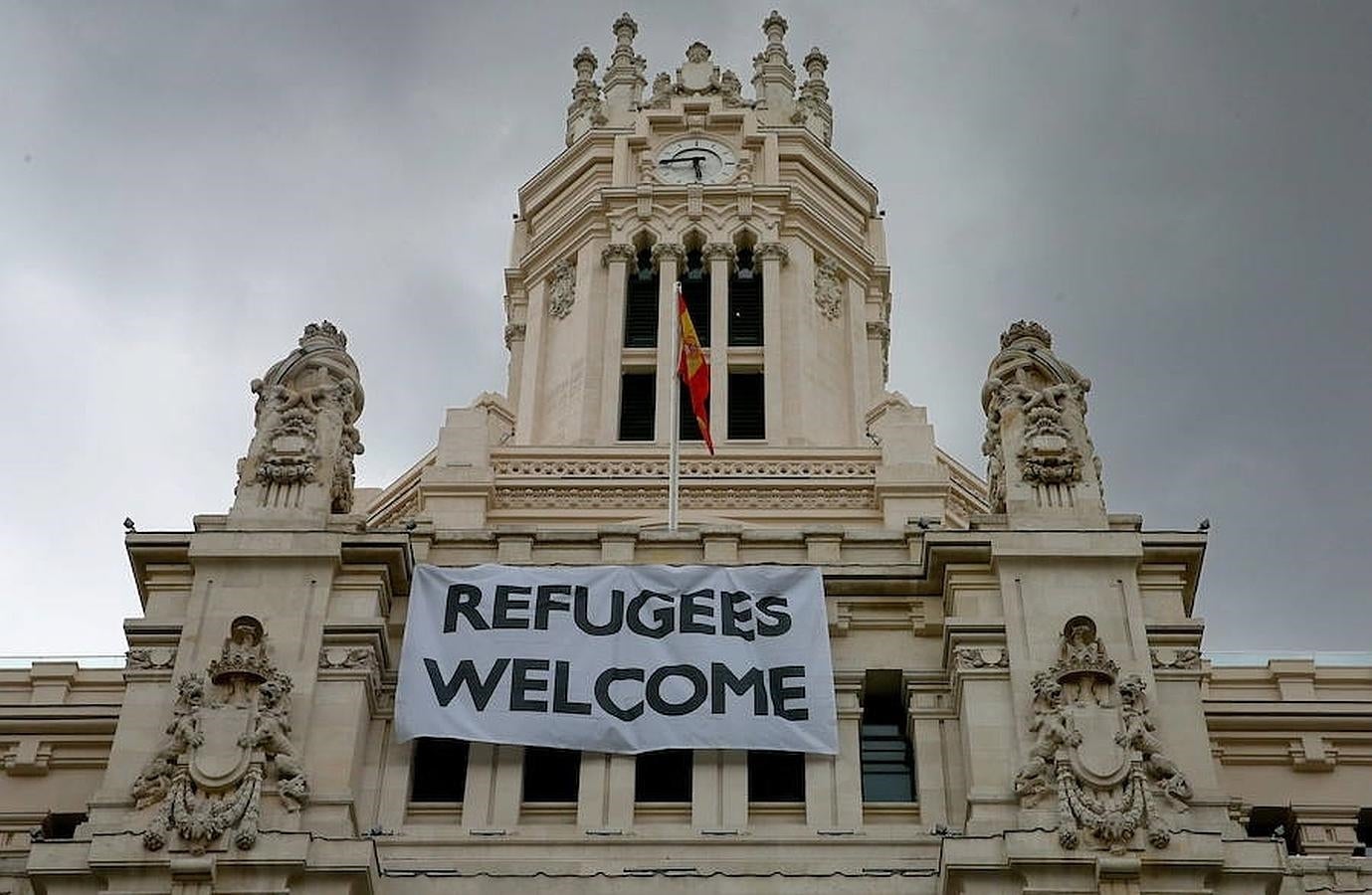 Algo más se podía haber hecho por los refugiados que colgar esta misiva en la fachada del Ayuntamiento. 