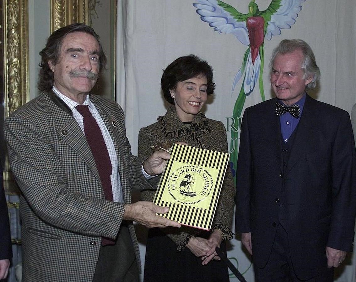 Premiado por el Gobierno alemán en 2001. 