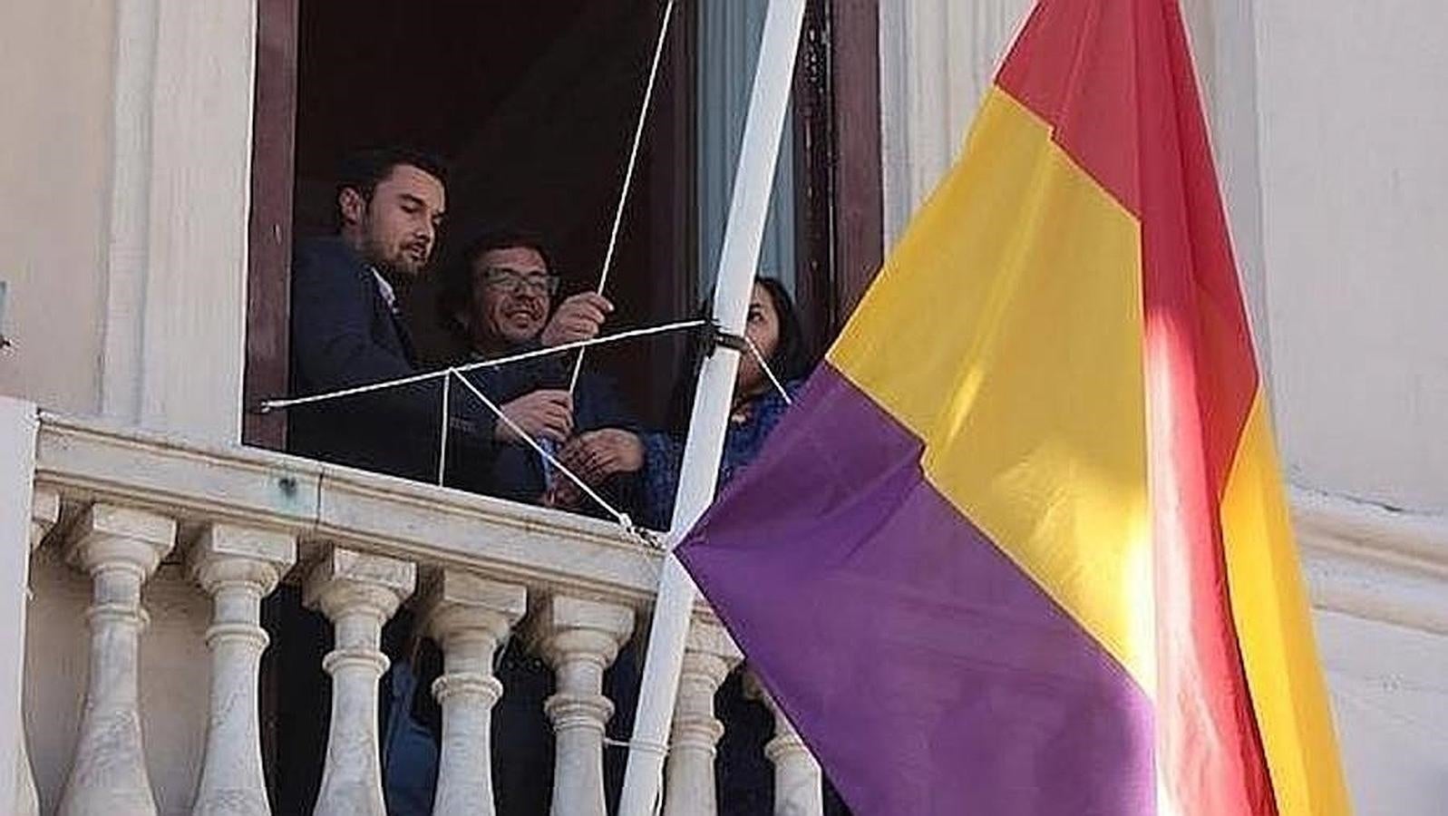 «Kichi» se encargó personalmente de izar la bandera republicana en el Ayuntamiento de «La Tacita de Plata». 