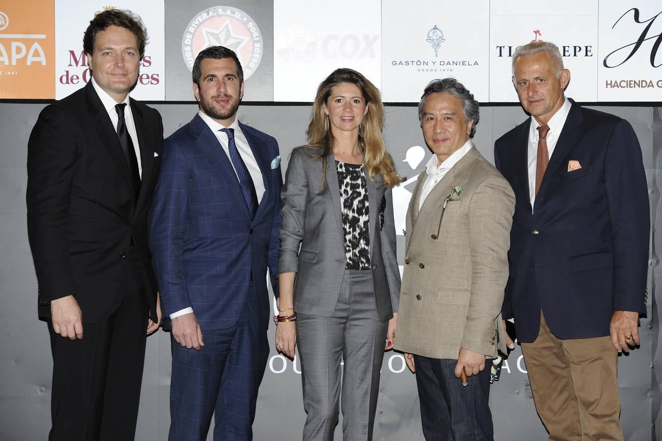 Dimas Soler-Roig, directivo de Cox Energy; Enrique Riquelme, presidente de Cox Energy; Bárbara de Mieulle, directora de proyectos de las carreras de caballos árabes en The Jockey; Alvinyip, directivo de Cox Energy; Alban de Mieulle, mánager y entrenador de Su Alteza Jeque Abdula Bin Khalifa Al Thani de Qatar