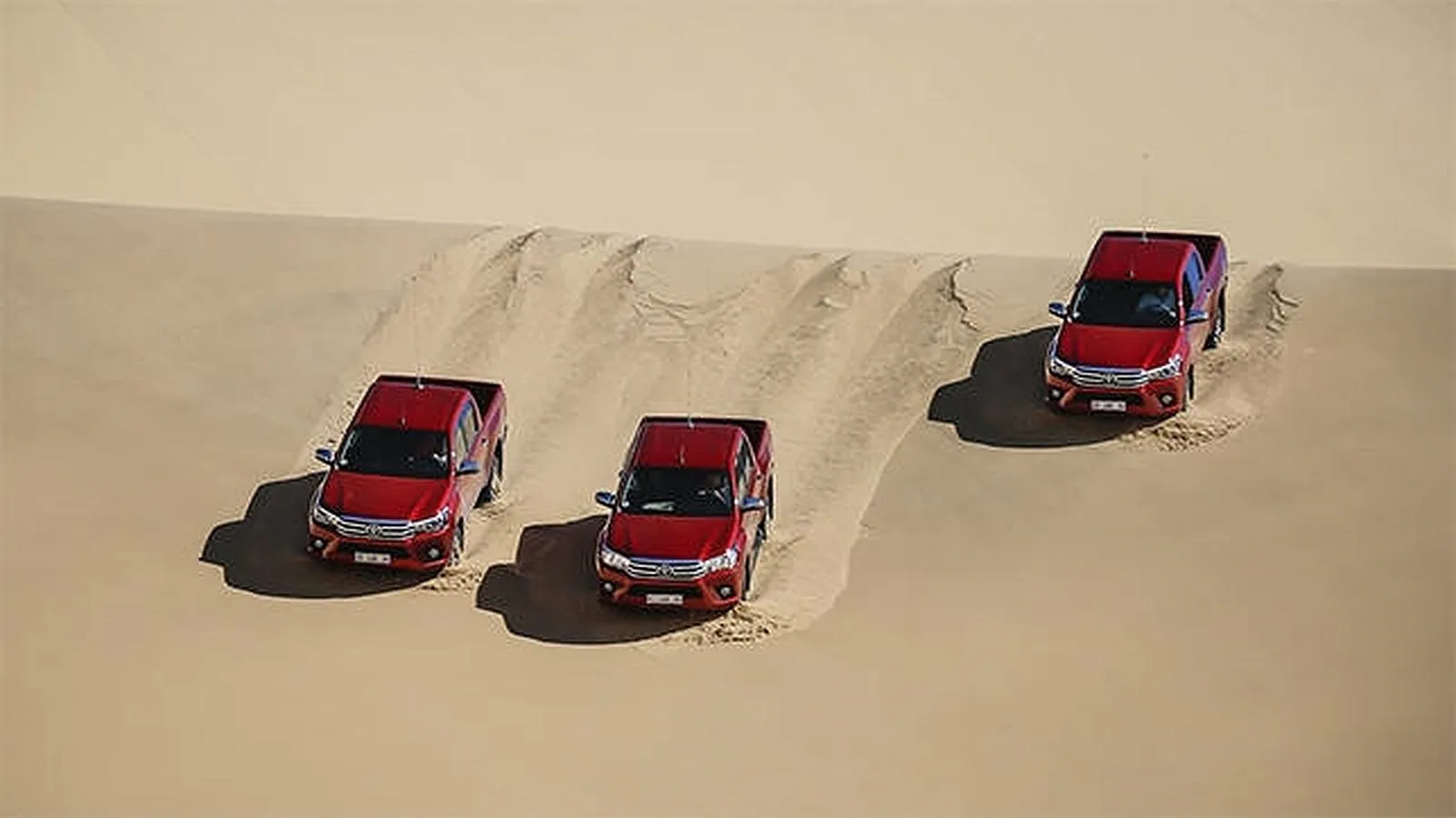 El nuevo Toyota Hilux bajando dunas en África