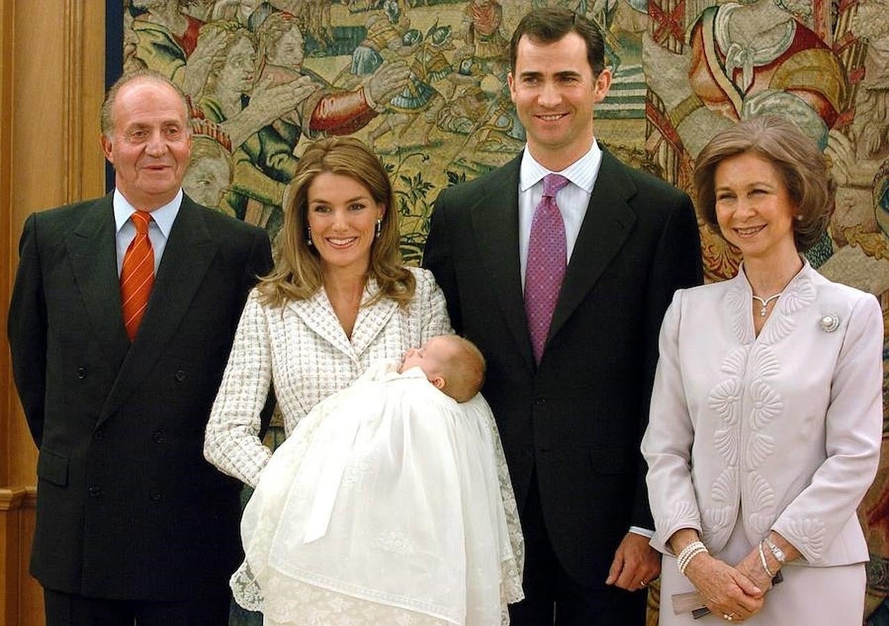 Don Felipe y Doña Letizia posando junto a Don Juan Carlos y Doña Sofía en el bautizo de su hija, la actual Princesa de Asturias. 