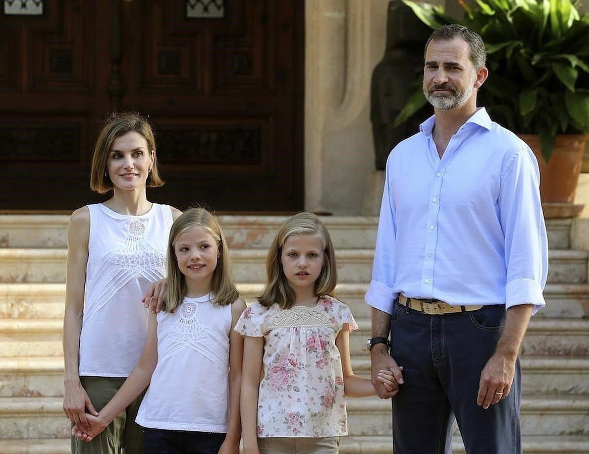 Don Felipe y Doña Letizia posan junto a sus hijas en el Palacio de Marivent. 